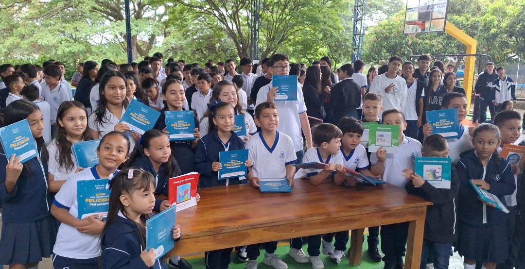 Nuestros estudiantes reciben sus libros impresos del proyecto Estante Mágico