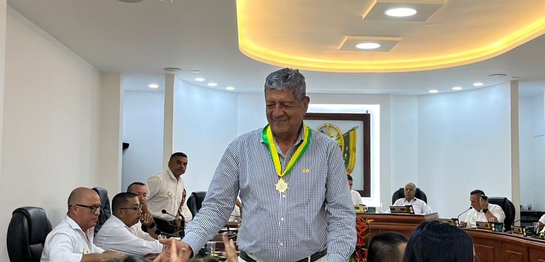 Don Horacio Lozano Rojas recibe la Medalla Orden al Mérito Roldanillense.